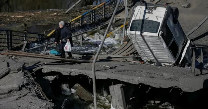 3 bridges to Severodonetsk destroyed in Ukraine, Russia cuts off supply and evacuation routes