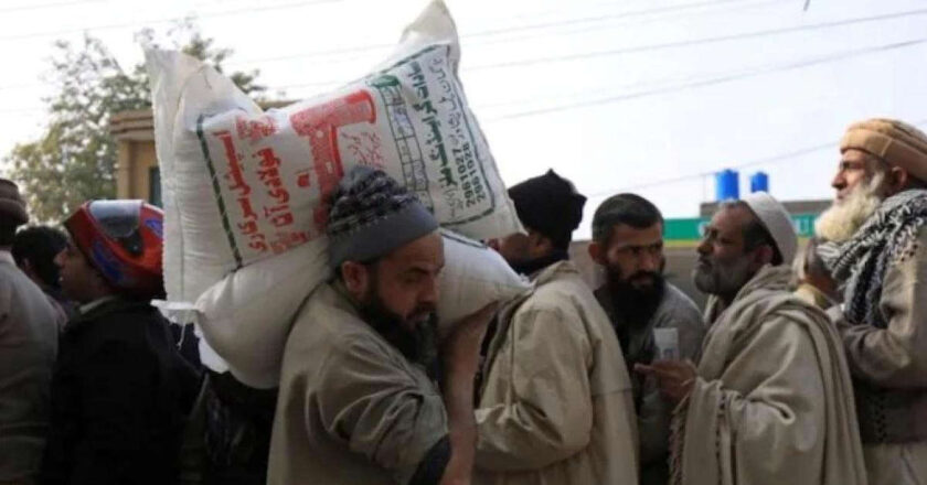 People chase wheat flour truck in Pakistan as food crisis deepens | Video