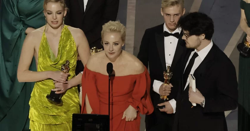 Wife Of Putin’s Critic Wows Oscar Audience After Documentary On Him Wins